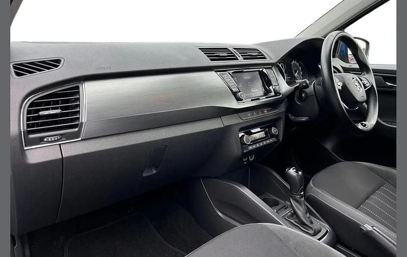 Used Skoda Fabia SE L 94 HP (69 kW) 2021 Race blue metallic Estate