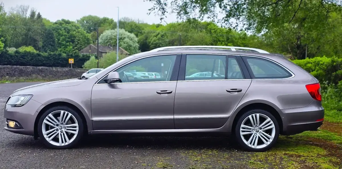 Used Skoda Superb Elegance 140 HP (102 kW) 2014 Mauve Estate