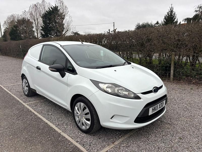Used Ford Fiesta 70 HP (51 kW) 2011 White Hatchback