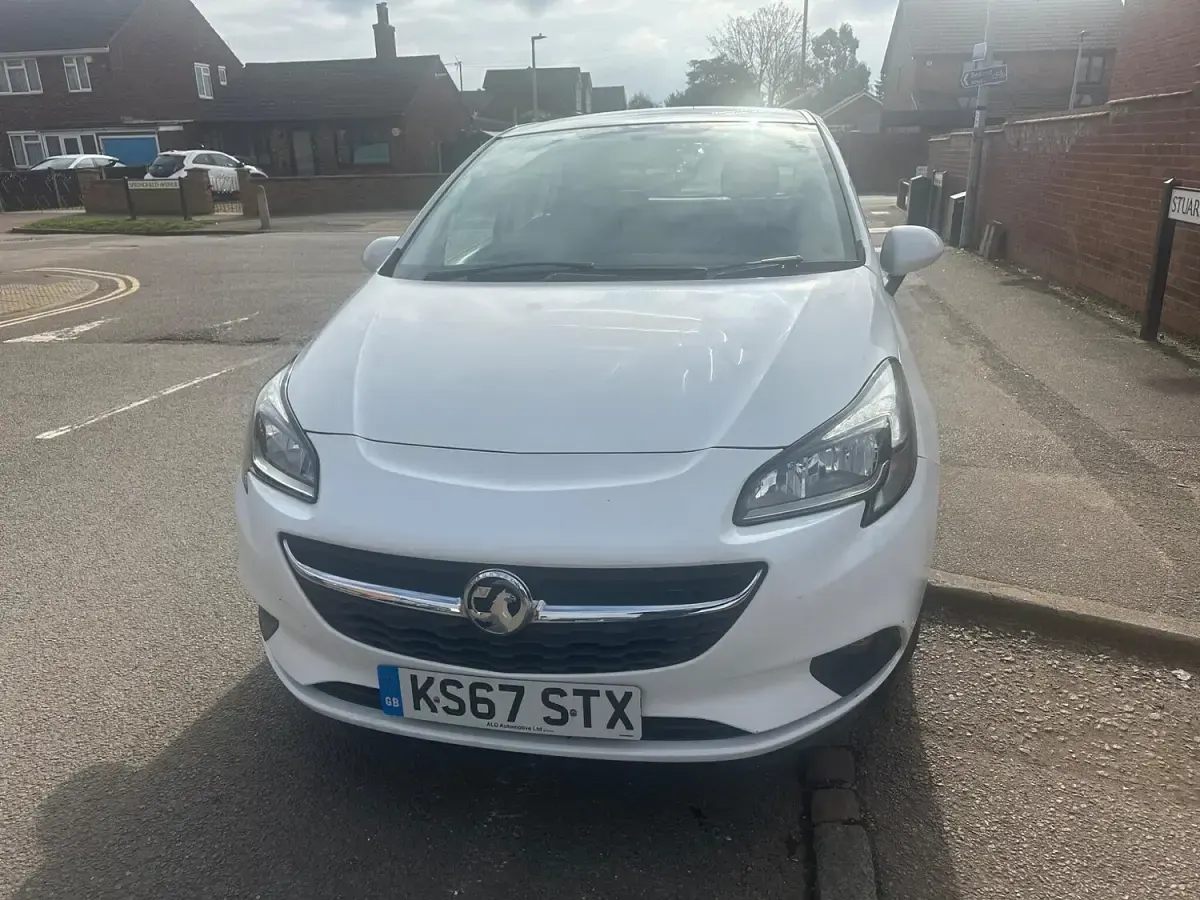 Used Vauxhall Corsa Design Edition 95 HP (69 kW) 2018 White Hatchback