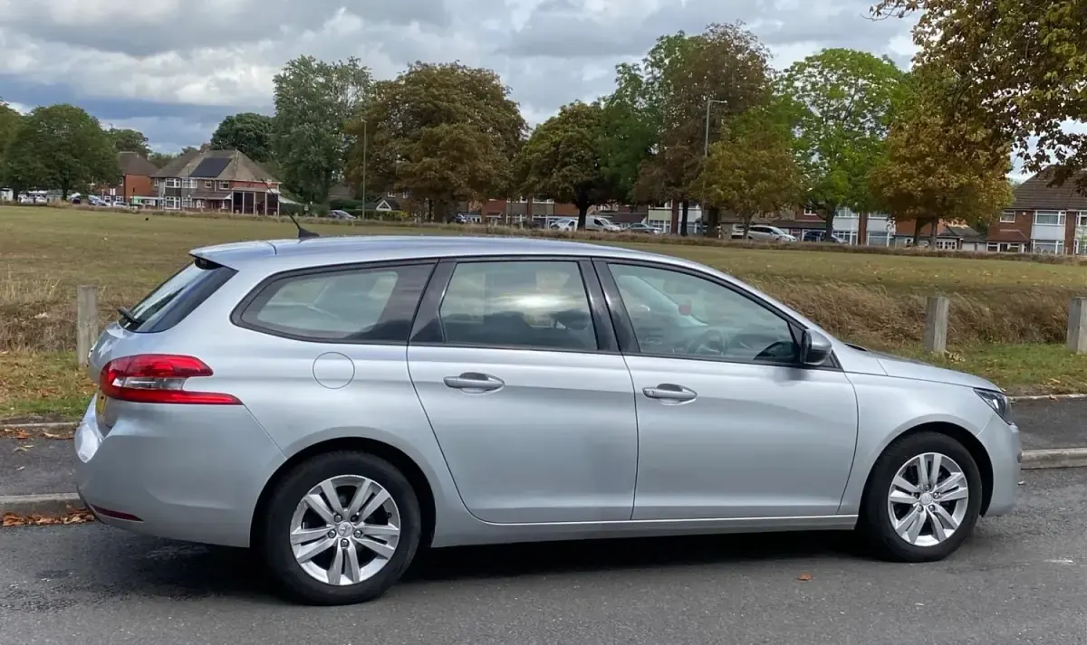 Używany Peugeot 308 Active 2015 Srebrny Kombi