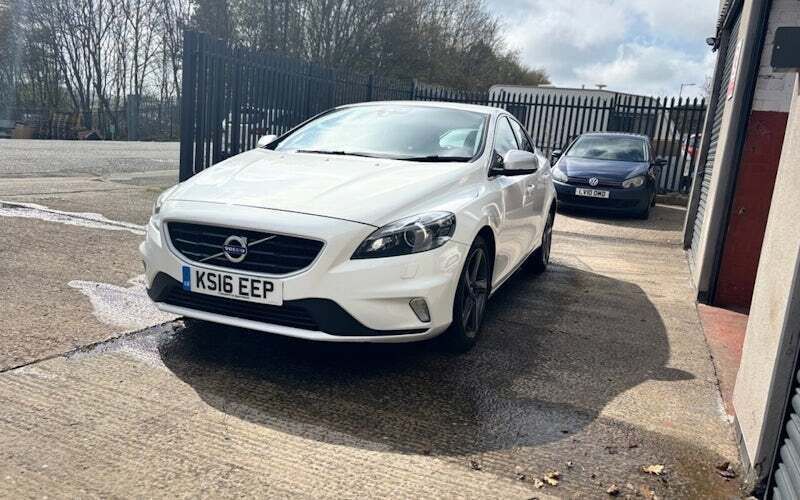 White Used 2016 Volvo V40 R-Design Estate | £7,899 (Fair price) - Image 1/4
