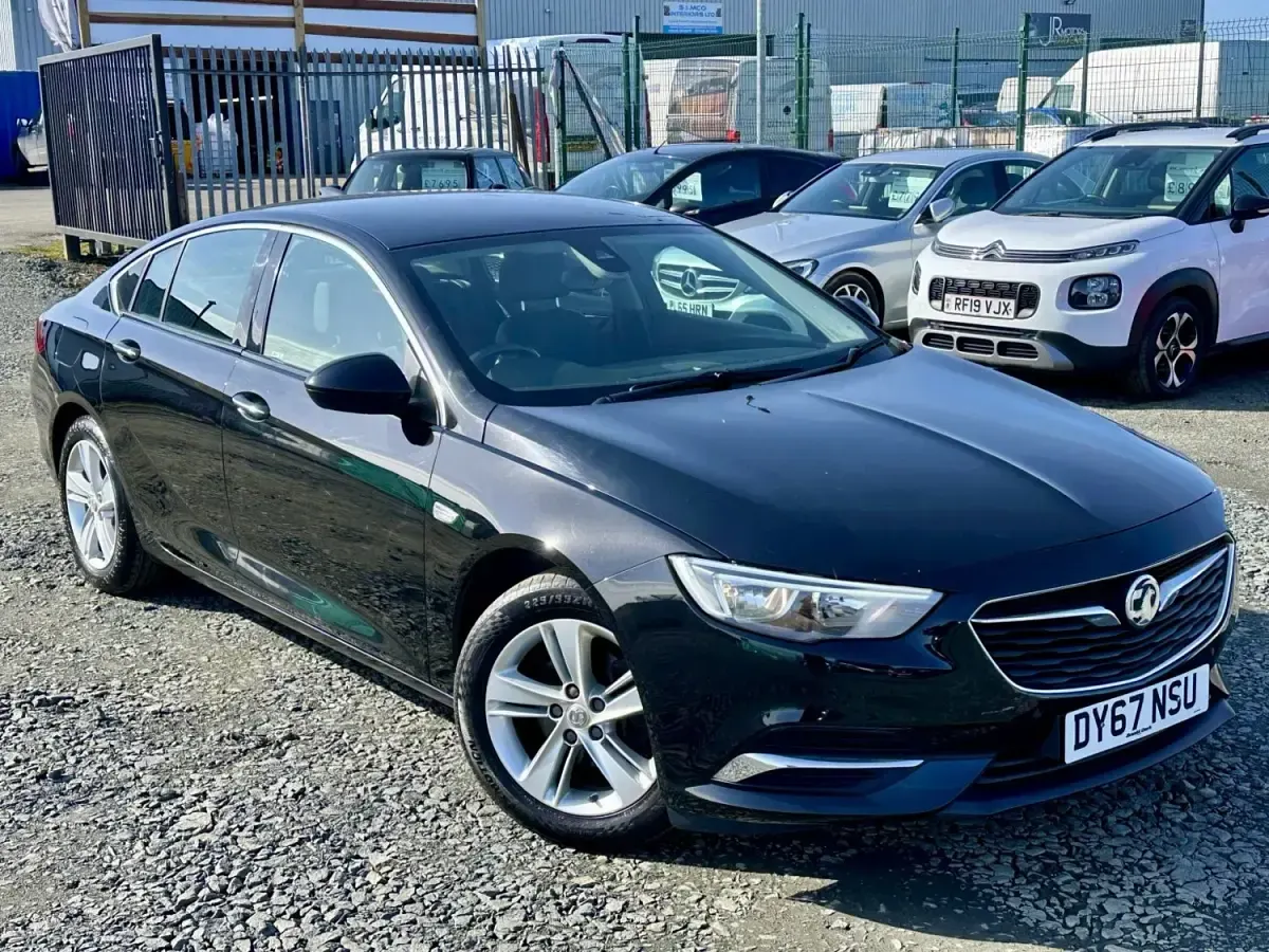 Second-hand Vauxhall Insignia 2017 Negru Hatchback