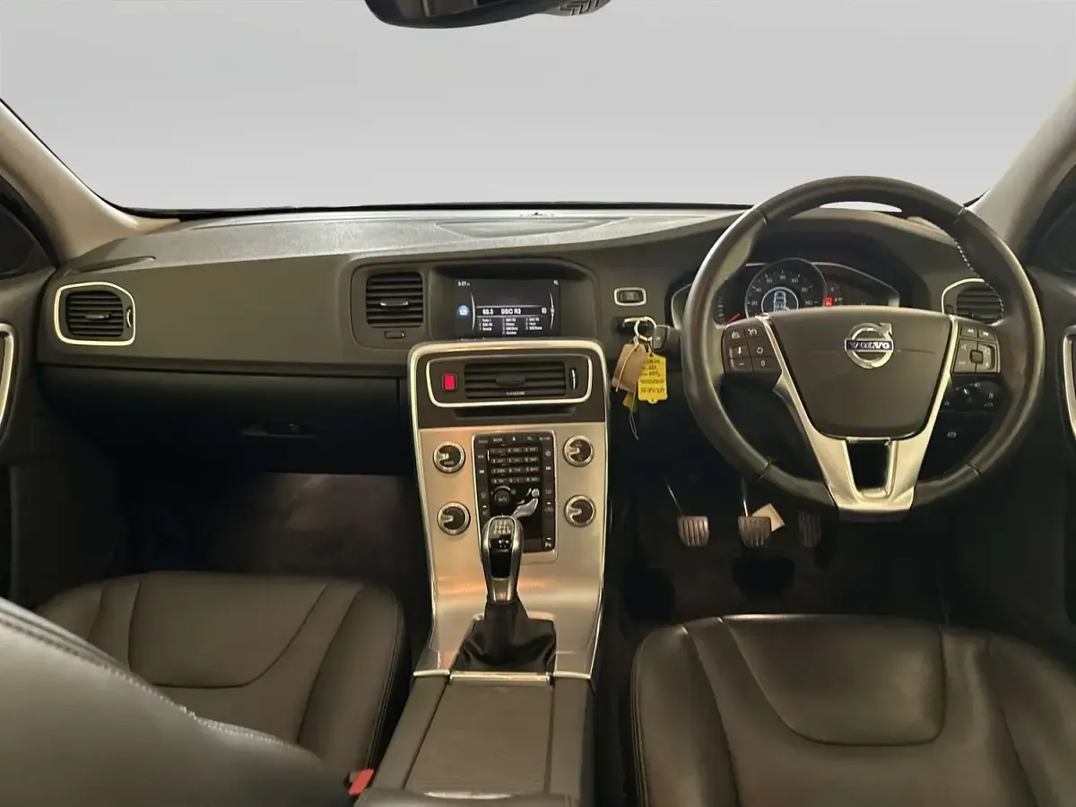 Used Volvo S60 SE 120 HP (88 kW) 2018 Red Sedan