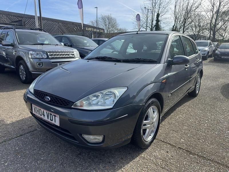 Usado Ford Focus Zetec 100 HP (73 kW) 2004 Cinzento Citadino