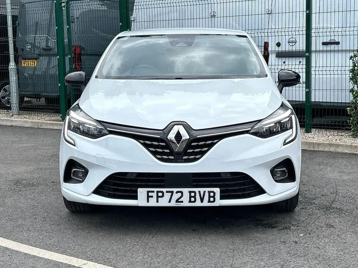 Used Renault Clio Techno 145 HP (106 kW) 2022 White Hatchback
