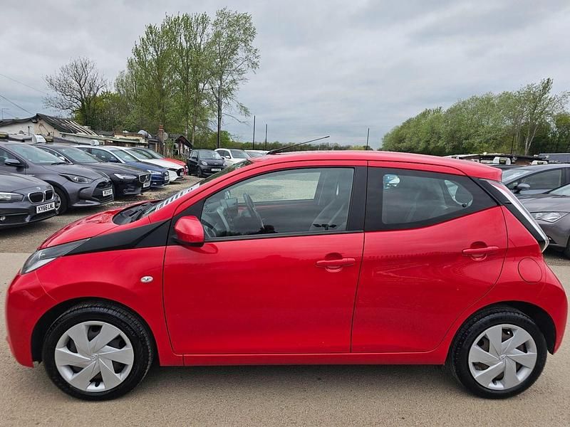 Begagnad Toyota Aygo X-play 69 HK (50 kW) 2017 Röd Halvkombi