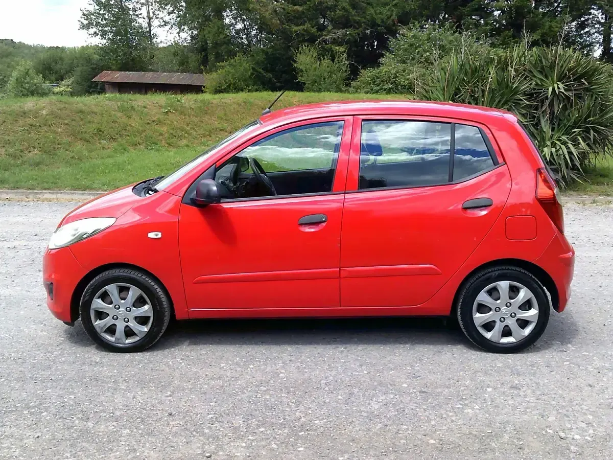 Used Hyundai i10 Classic 83 HP (61 kW) 2013 Red Hatchback