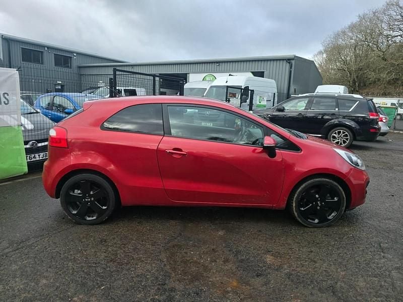 Used Kia Rio 107 HP (78 kW) 2013 Red Hatchback