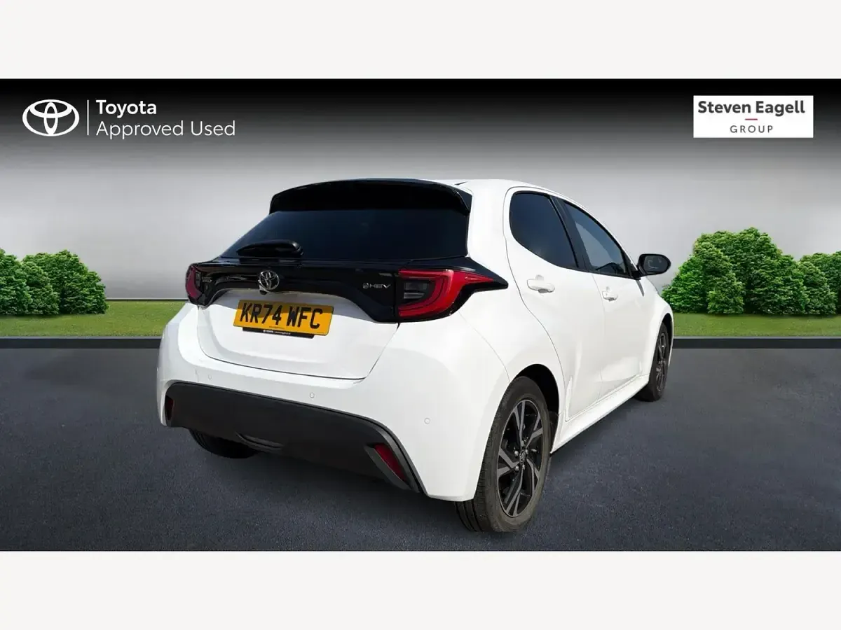 Used Toyota Yaris Design 91 HP (66 kW) 2024 White Hatchback