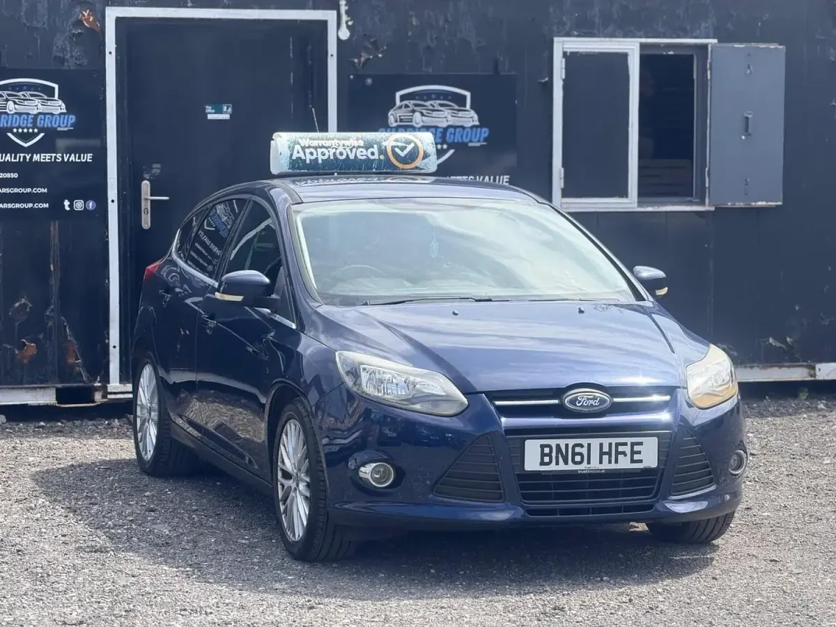 Used Ford Focus Zetec 125 HP (91 kW) 2011 Blue Hatchback