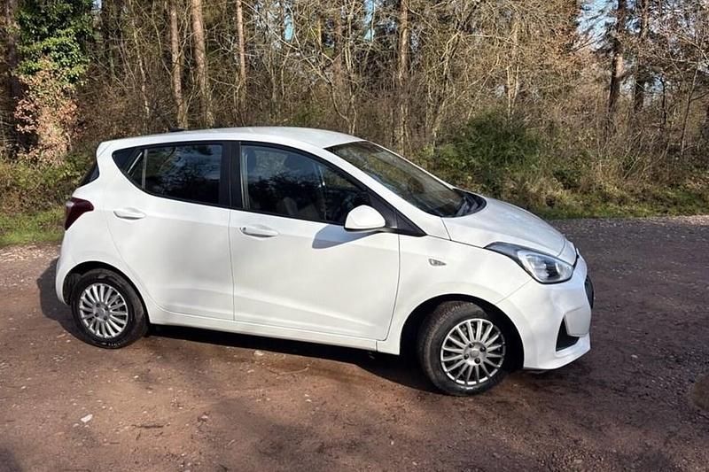 Used Hyundai i10 SE 66 HP (48 kW) 2017 White Hatchback
