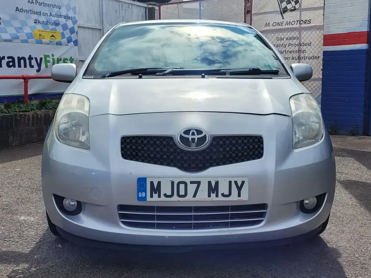 Used Toyota Yaris 85 HP (62 kW) 2007 Silver Hatchback