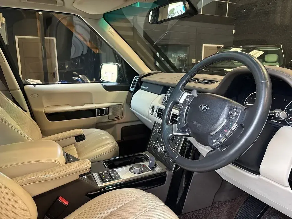 Begagnad Land Rover Range Rover Vogue SE 313 HK (230 kW) 2011 Grå SUV