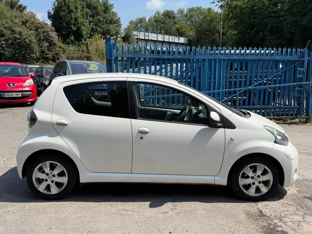 Used Toyota Aygo 68 HP (50 kW) 2012 White Hatchback