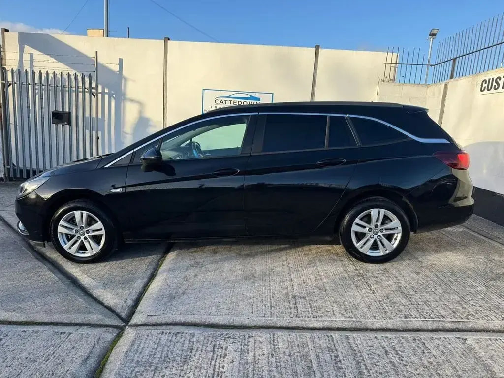 Used Vauxhall Astra Design Edition 136 HP (100 kW) 2016 Black Estate