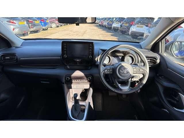 Used Toyota Yaris Hybrid Design 116 HP (85 kW) 2023 Blue Hatchback