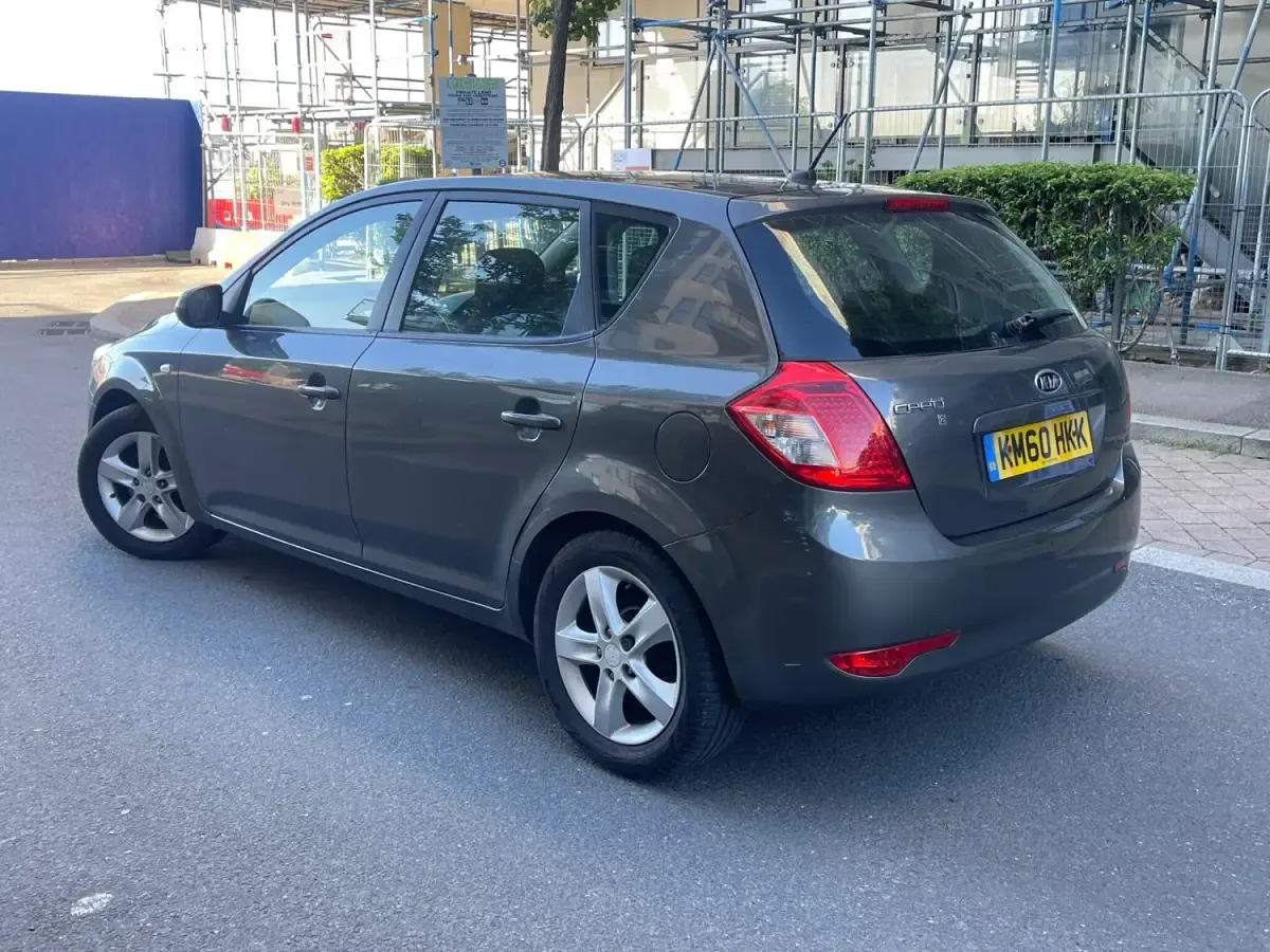 Usado Kia Ceed 2010 Cinzento Citadino