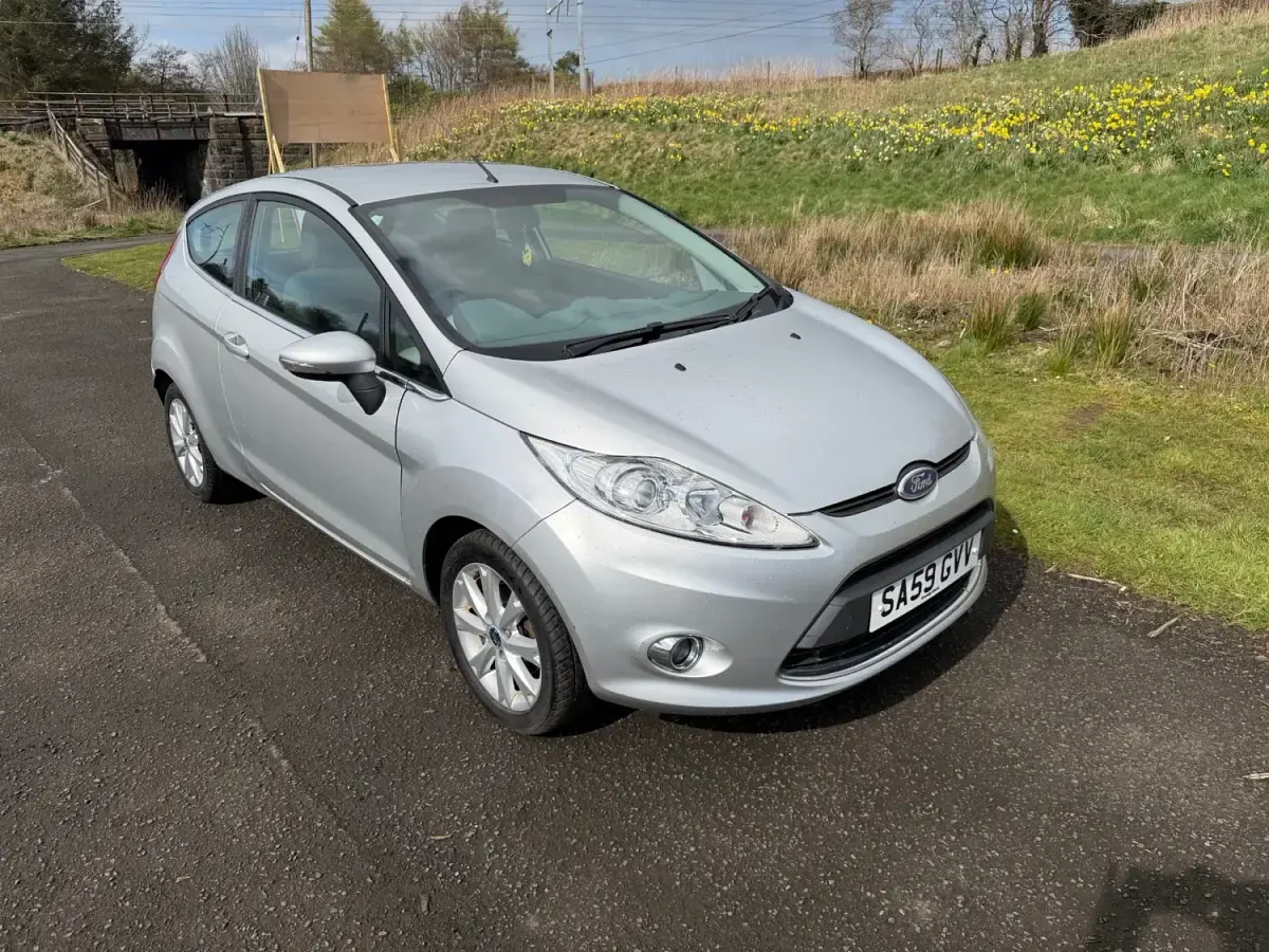 Usado Ford Fiesta Zetec 80 HP (58 kW) 2009 Prateado Citadino