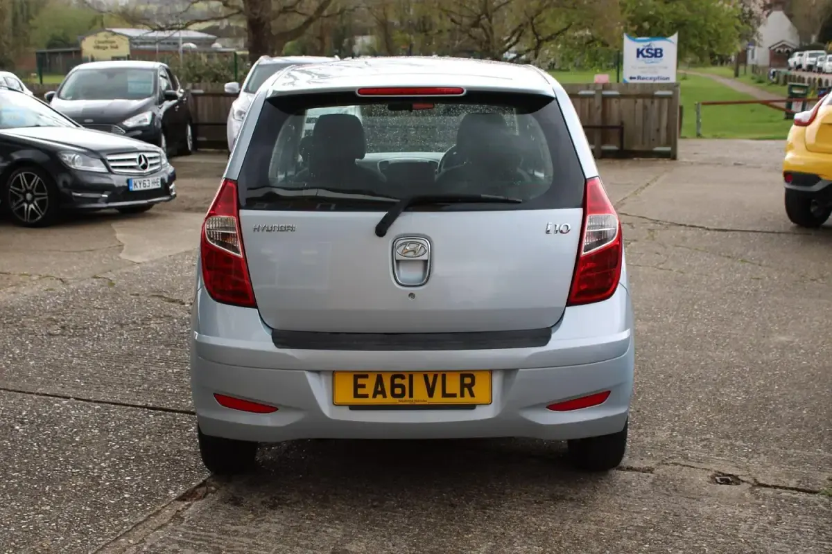 Usado Hyundai i10 Style 86 HP (63 kW) 2011 Prateado Citadino