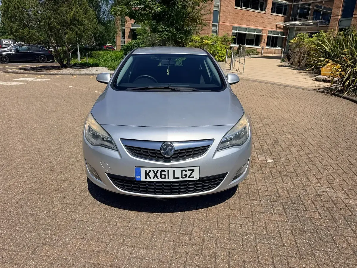 Used Vauxhall Astra Excite 115 HP (84 kW) 2012 Silver Hatchback