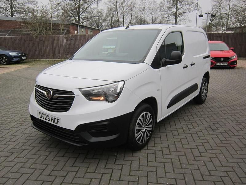 Second-hand Vauxhall Combo 100 CP (73 kW) 2023 Alb Monovolum