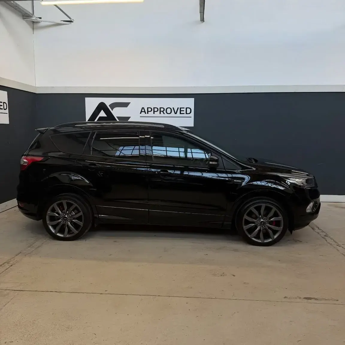Second-hand Ford Kuga ST-Line 180 CP (132 kW) 2019 Negru SUV