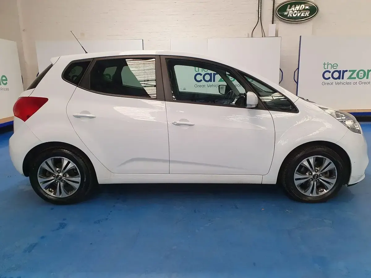 Used Kia Venga 125 HP (91 kW) 2016 White Hatchback