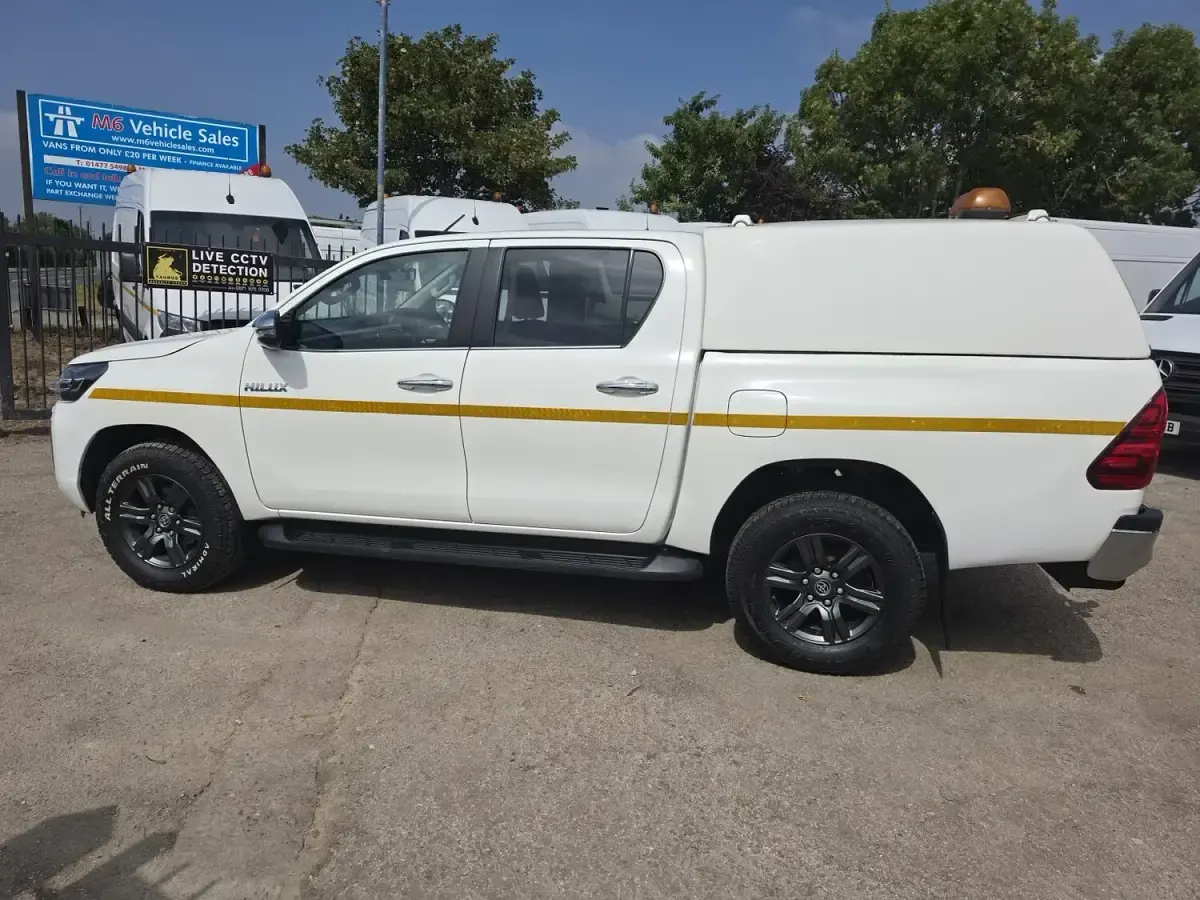 Used Toyota HiLux 150 HP (110 kW) 2021 White Pickup