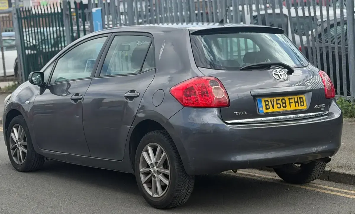 Usado Toyota Auris 124 HP (91 kW) 2008 Cinzento Citadino