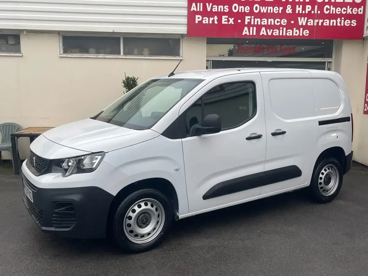 Begagnad Peugeot Partner Premium 131 HK (96 kW) 2024 Vit Minibuss