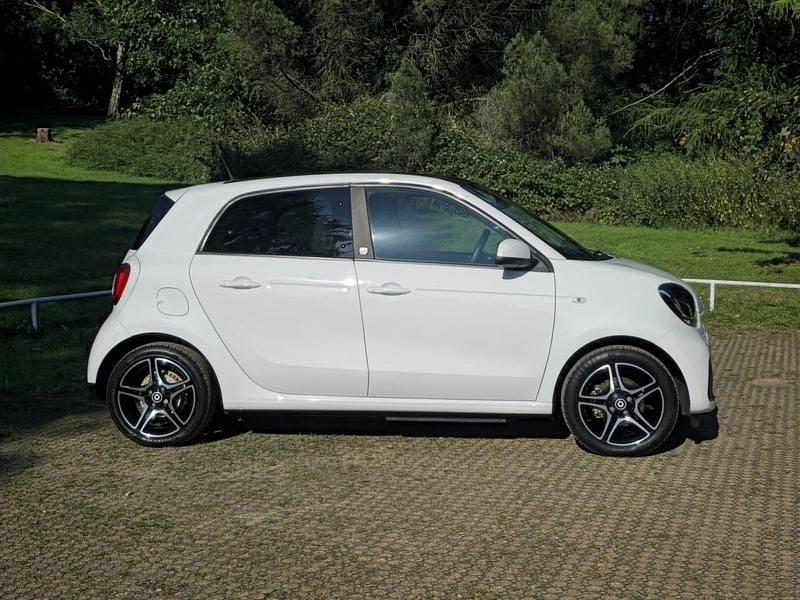 Used Smart ForFour Electric Drive Premium 60 kW (82 HP) 2021 White Hatchback