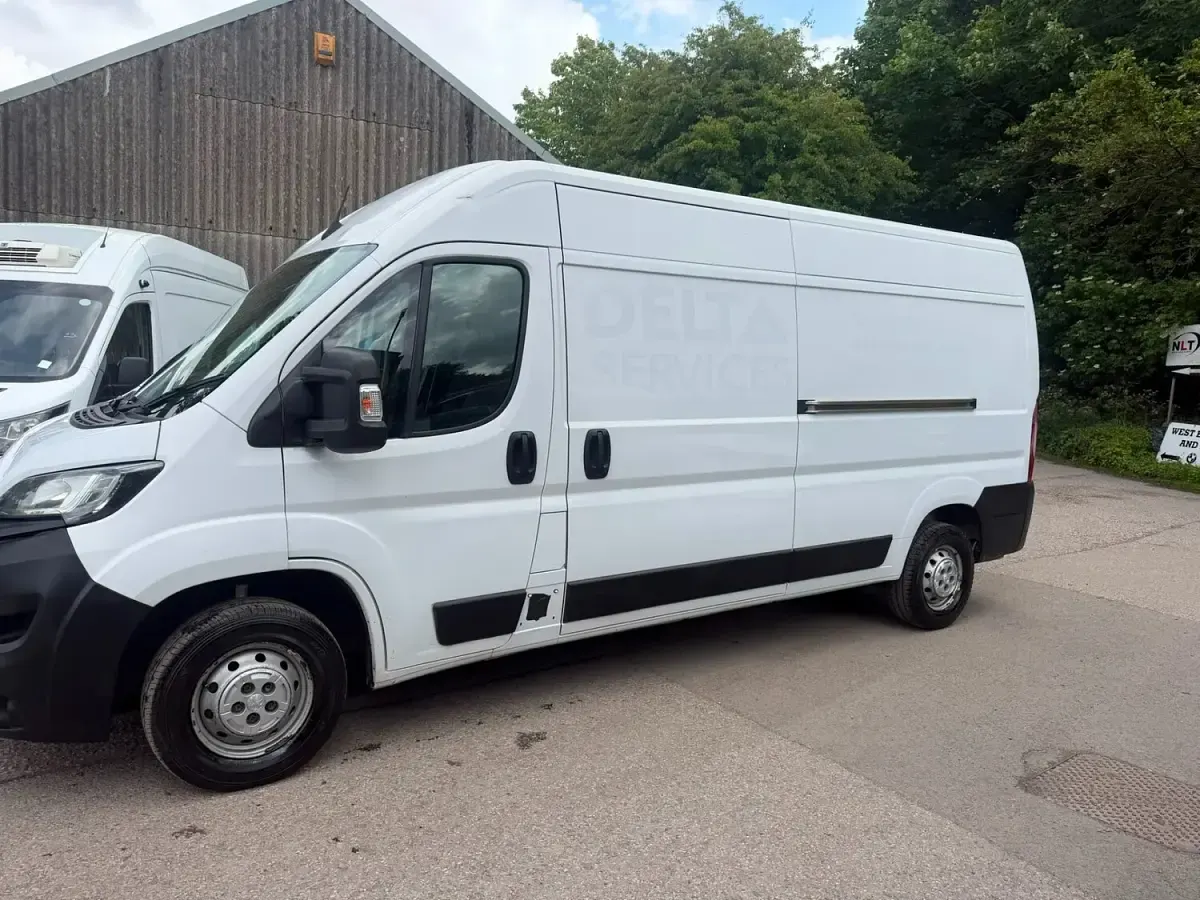Used Peugeot Boxer 140 HP (102 kW) 2021 White Van