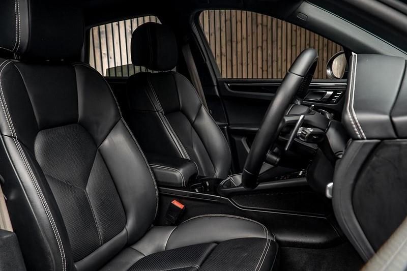 Used Porsche Macan 265 HP (194 kW) 2022 Black SUV