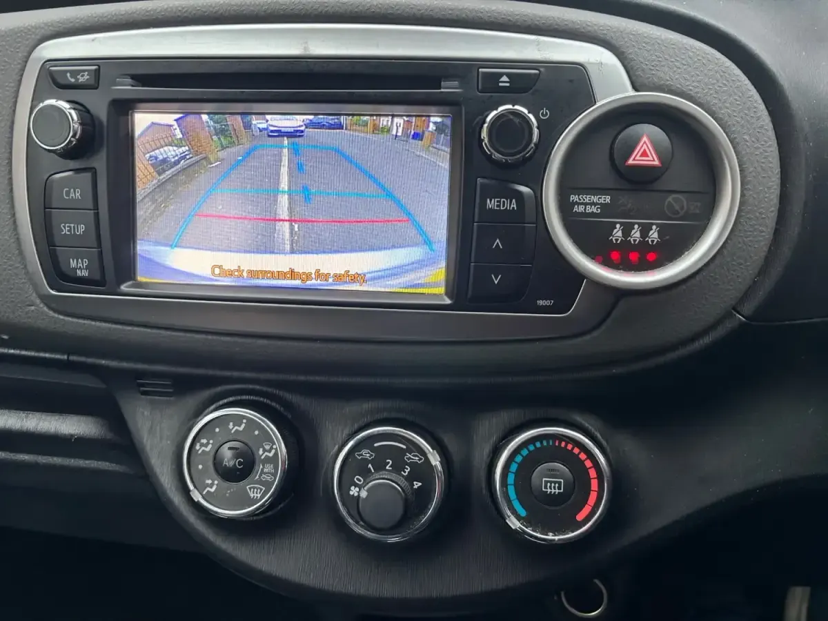 Used Toyota Yaris 99 HP (72 kW) 2013 Blue Hatchback