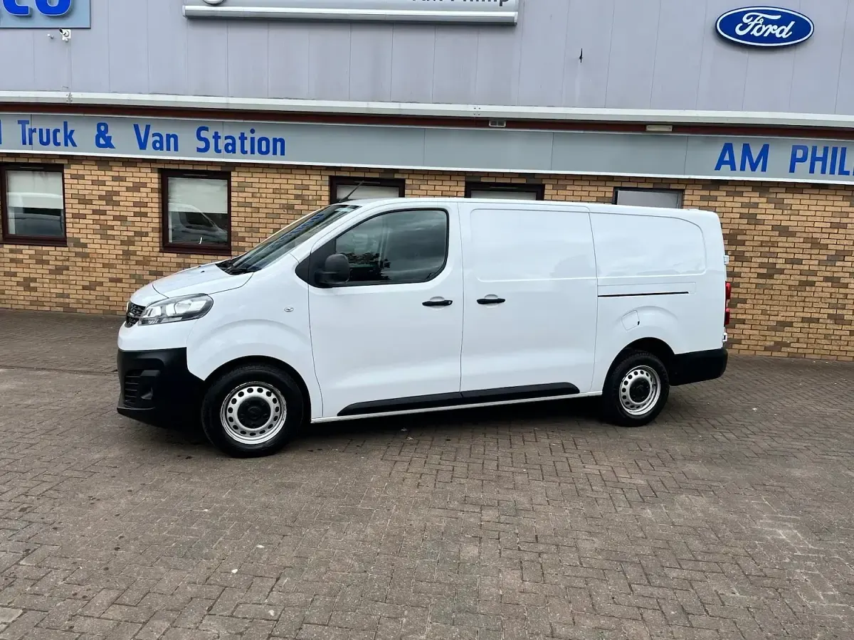 Used Vauxhall Vivaro 100 HP (73 kW) 2022 White MPV