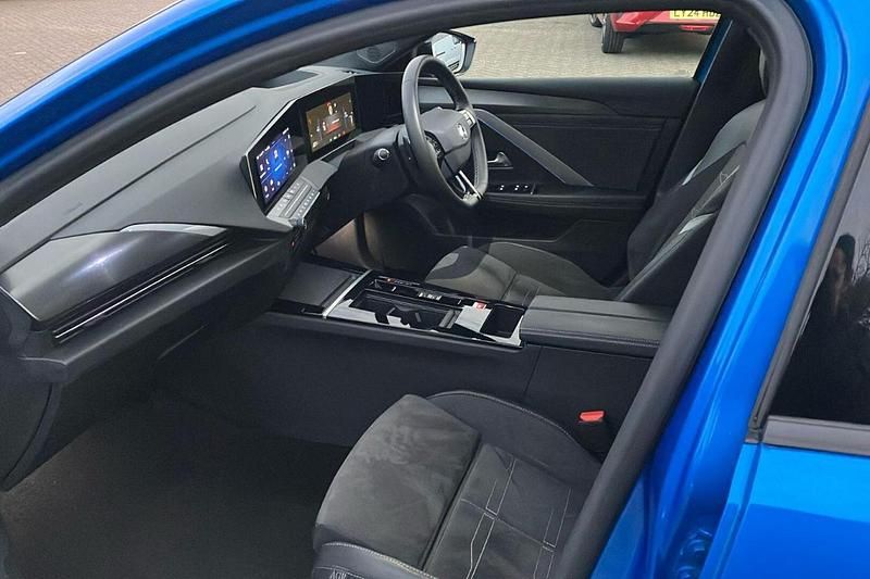 Used Vauxhall Astra Ultimate 130 HP (95 kW) 2024 Cobalt blue Estate