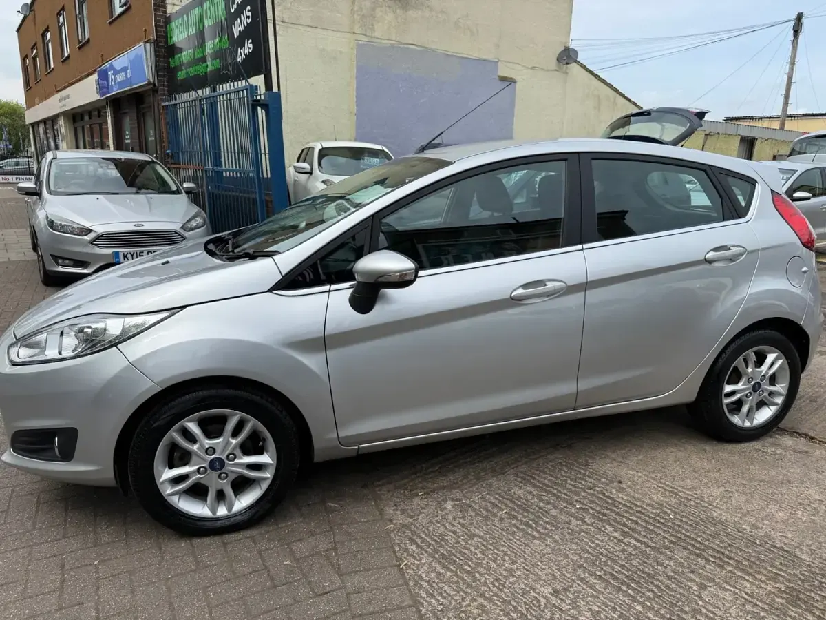 Usado Ford Fiesta Zetec 75 CV (55 kW) 2015 Plateado Utilitario