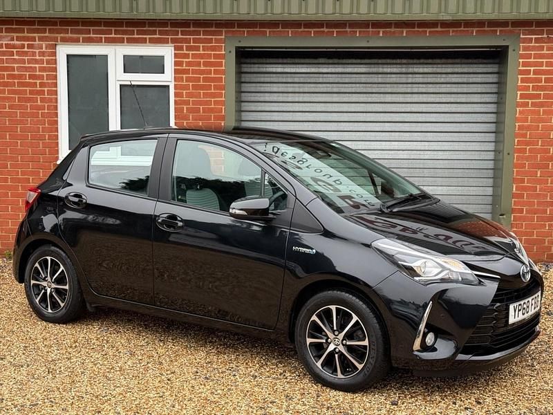 Used Toyota Yaris Hybrid 100 HP (73 kW) 2018 Black Hatchback