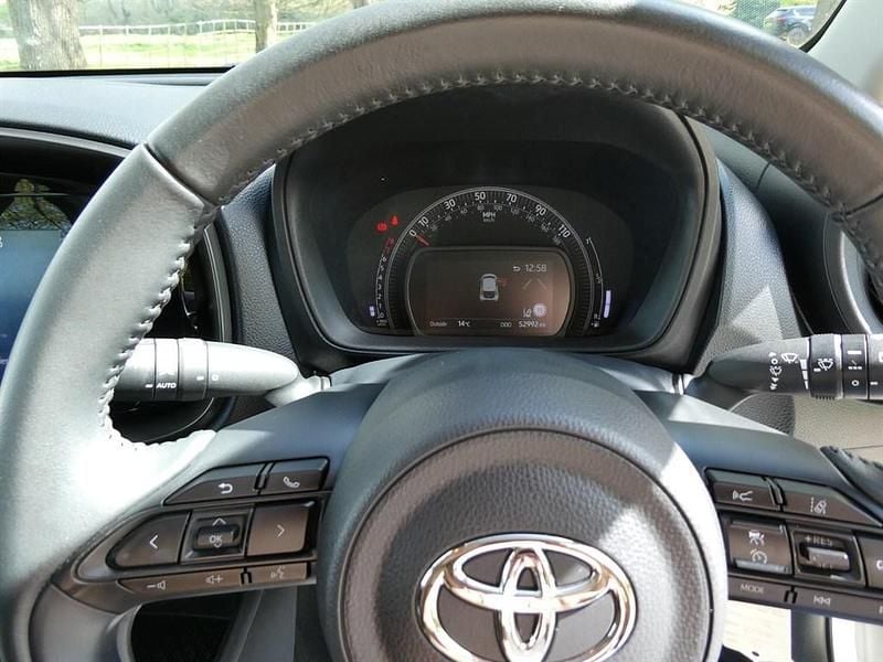 Usado Toyota Aygo PURE 72 CV (52 kW) 2023 Blanco Utilitario