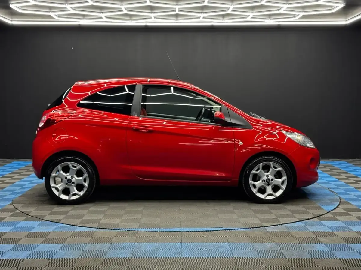 Usado Ford Ka Zetec 69 HP (50 kW) 2016 Vermelho Citadino