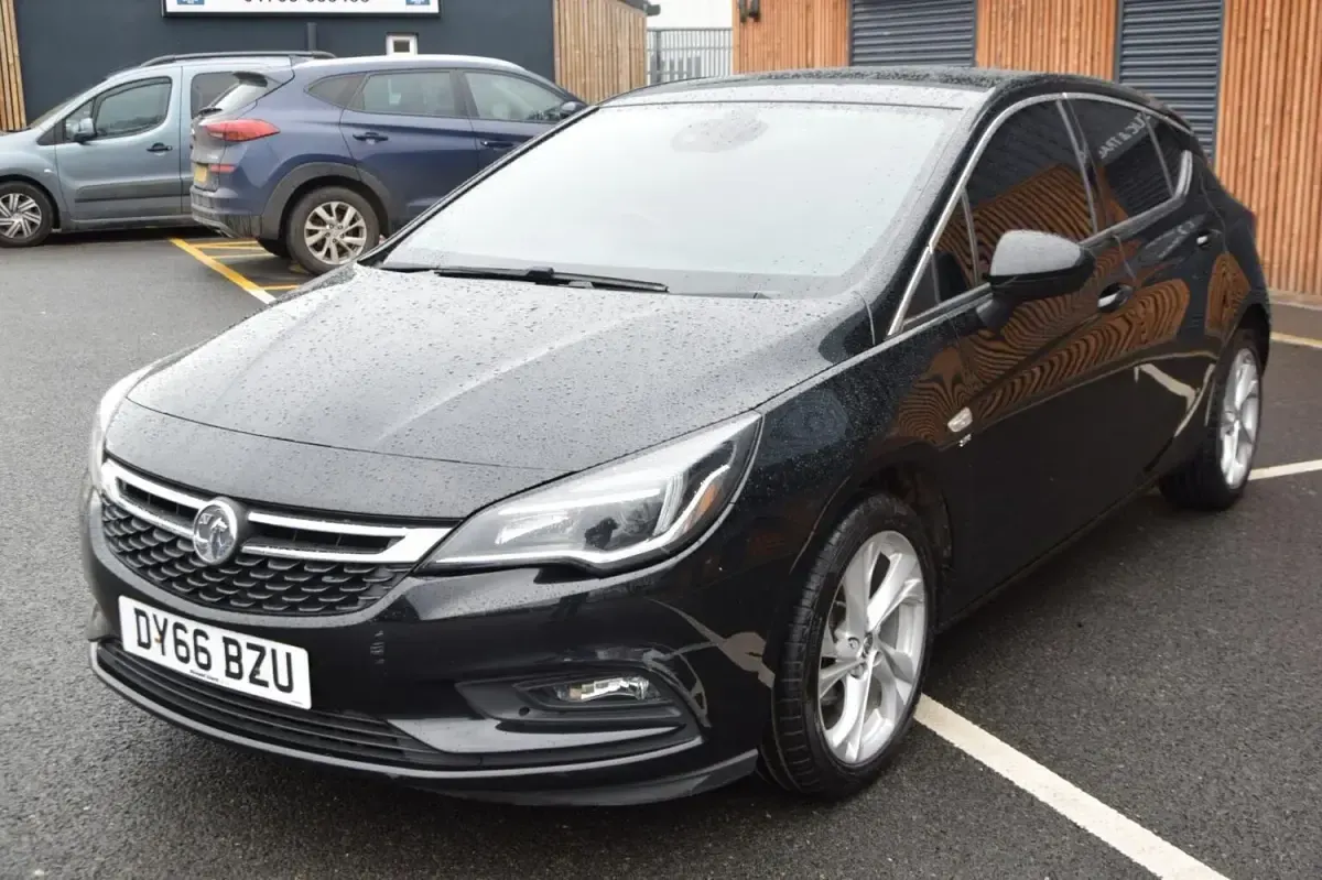 Second-hand Vauxhall Astra SRi 150 CP (110 kW) 2016 Negru Hatchback