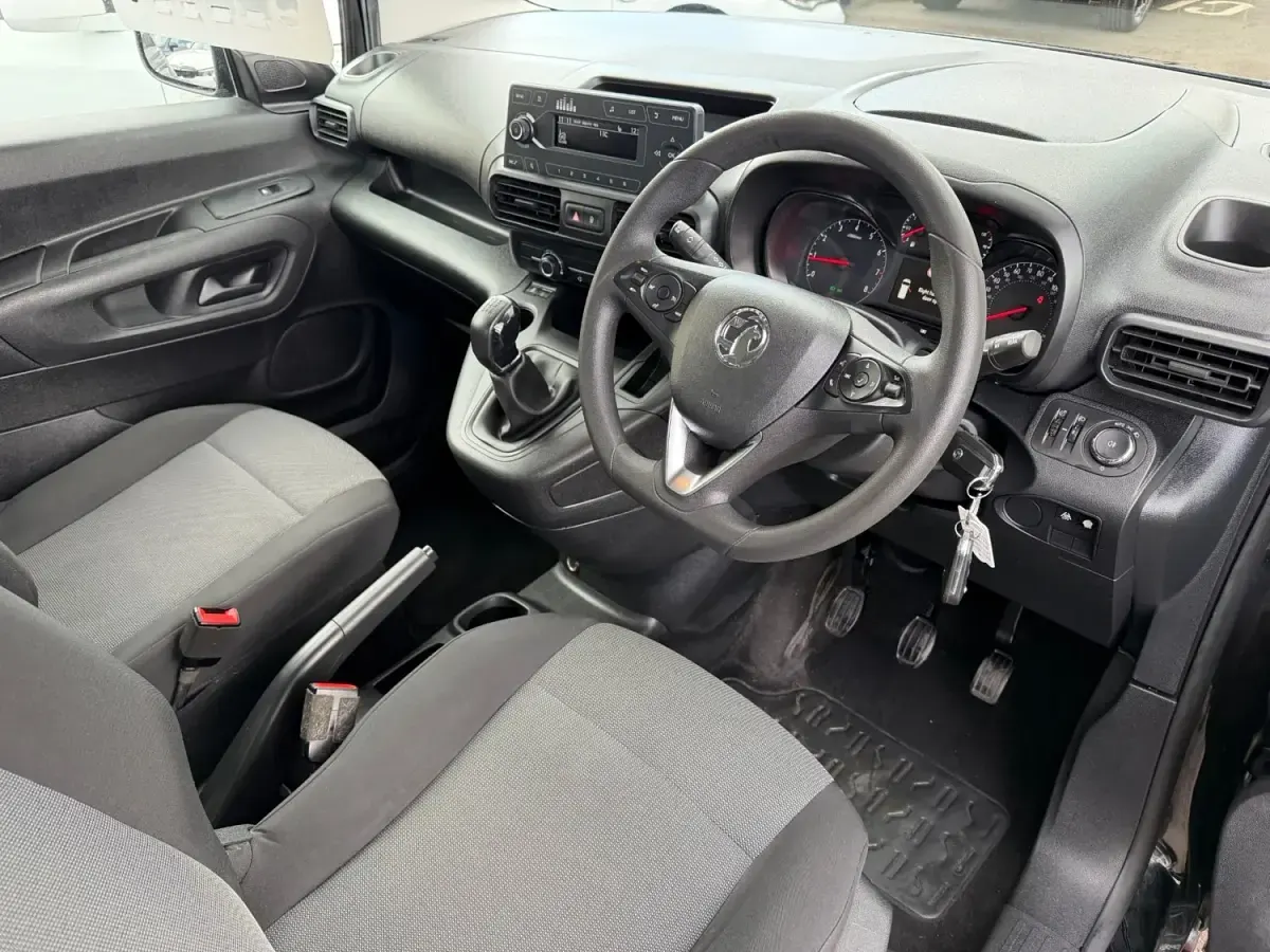 Usado Vauxhall Combo Design Edition 100 CV (73 kW) 2019 Negro Monovolumen