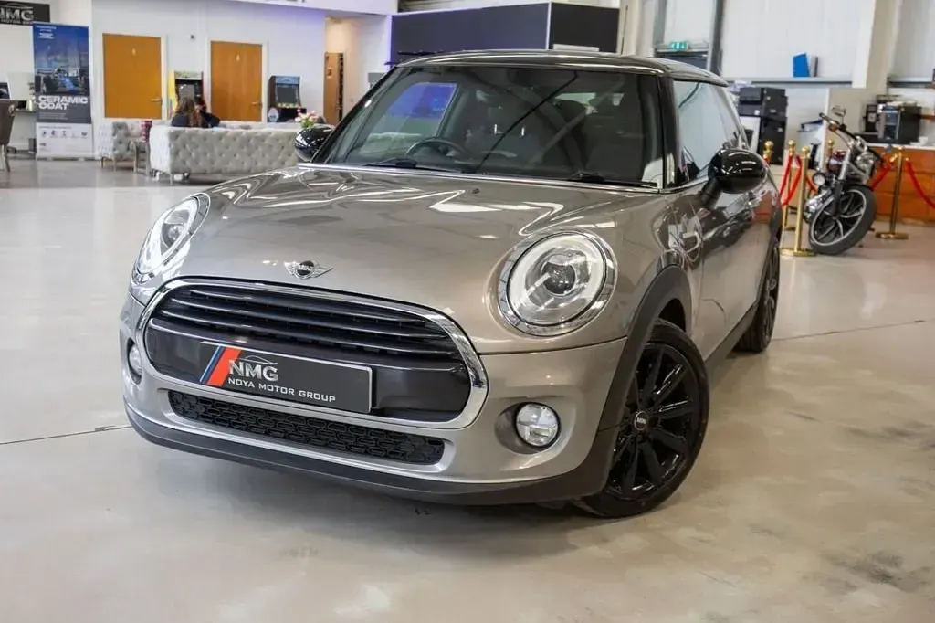 Usado Mini Cooper Hatch 136 CV (100 kW) 2018 Plateado Utilitario