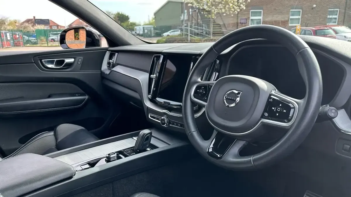Usado Volvo XC60 R-Design 194 HP (142 kW) 2022 Prateado SUV