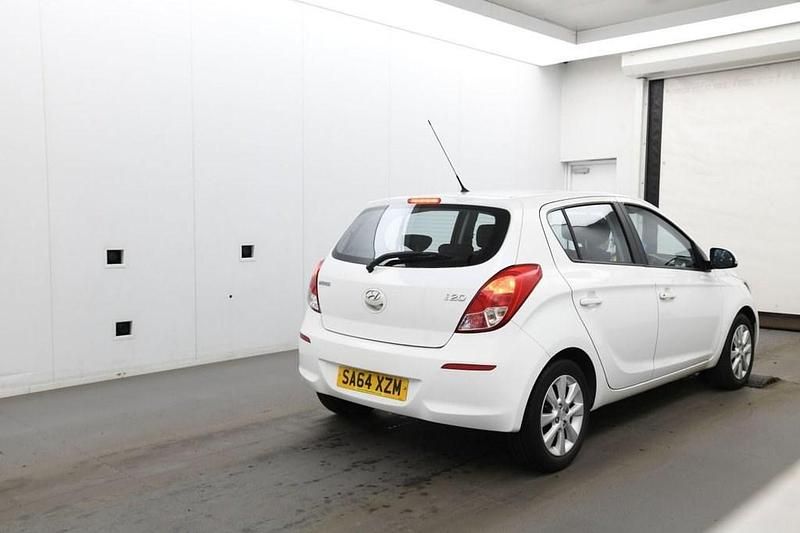 Used Hyundai i20 Active 85 HP (62 kW) 2014 White Hatchback