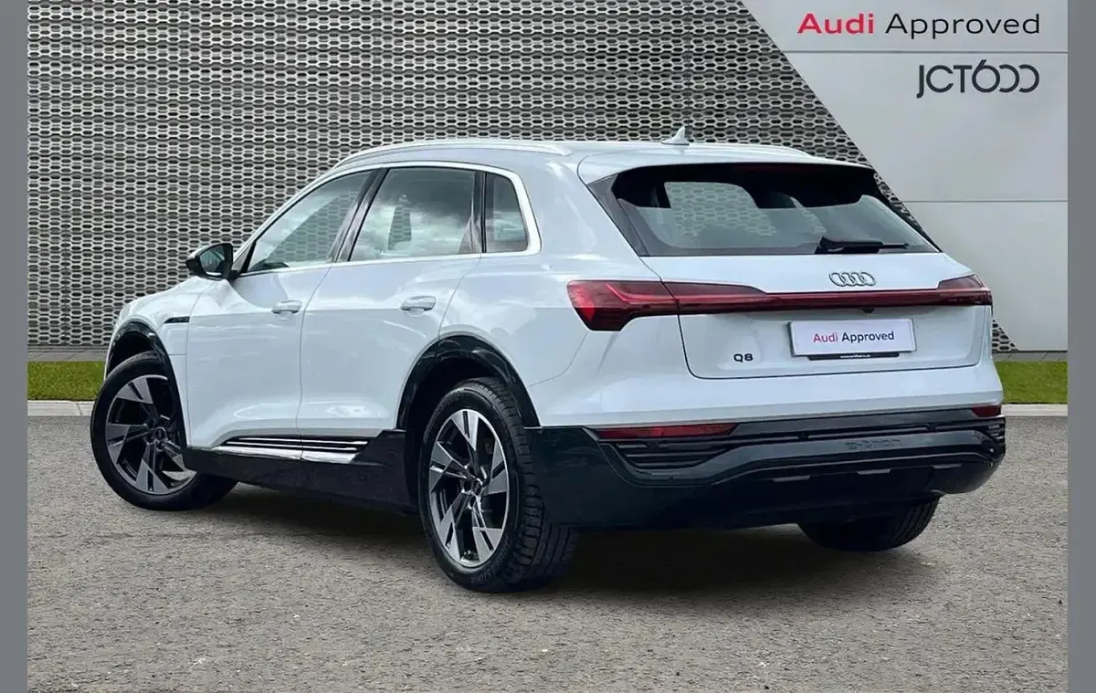 Begagnad Audi Q8 e-tron Sport 250 kW (340 HK) 2023 Vit SUV