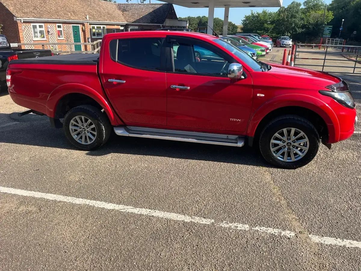 Used Mitsubishi L200 2017 Red Pickup