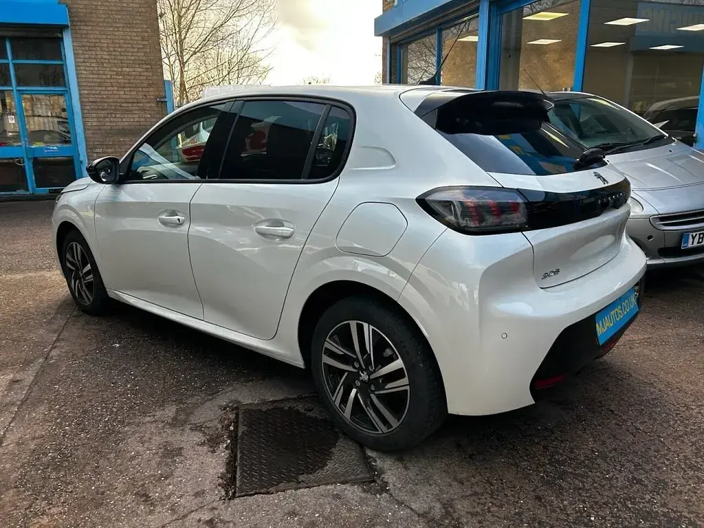 Used Peugeot 208 Allure Premium 100 HP (73 kW) 2022 White Hatchback