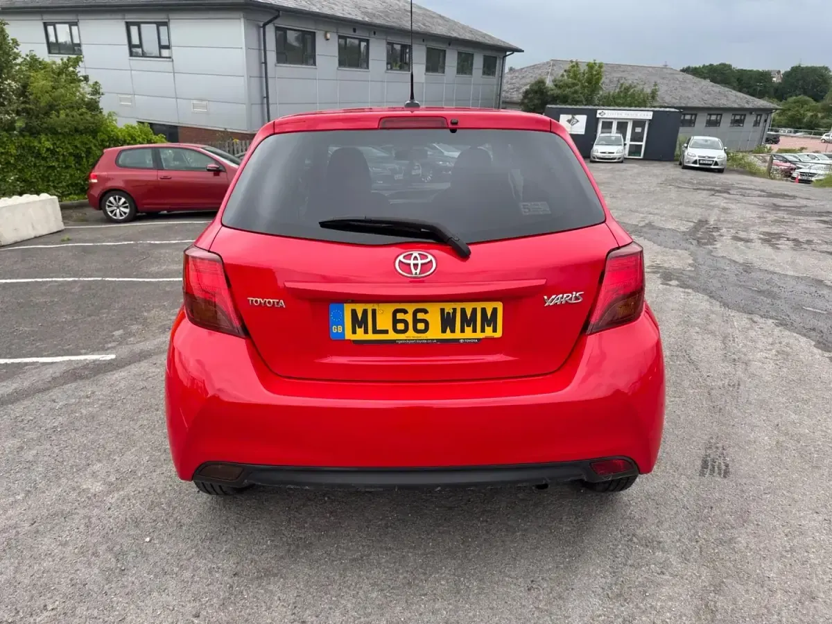 Used Toyota Yaris 69 HP (50 kW) 2016 Red Hatchback